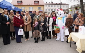 Przedstawiciele szkoły podstawowej w Ossali odbierający nagrodę za 3 miejsce w tradycyjnym konkursie na palmę Wielkanocą. 