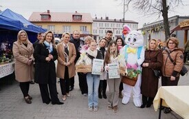 Dwie dziewczynki odbierający wyr&oacute;żnienie w konkursie na tradycyjną palmę wielkanocną. 