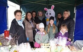 Wystawcy podczas Śniadania Wielkanocnego w Osieku - Fundacja Wystarczy Chcieć. 