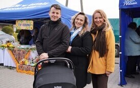 Od lewej Mateusz Chyla, Dyrektor M-GOK Elżbieta Okoń, Justyna Januszewska. 