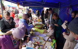 Malowanie Jajek na stoisku M-GOK podczas Śniadania Wielkanocnego. 