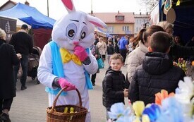 Kr&oacute;liczek wielkanocny rozdający prezenty podczas śniadania wielkanocnego w Osieku. 
