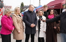 Radni Rady miejskiej udzielający wywiadu do telewizji STV. 
