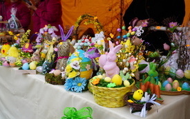 Stroiki wielkanocne na stoiskach wystawc&oacute;w w Osieku. 