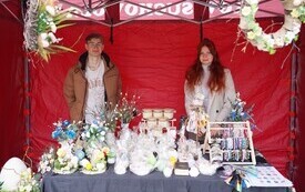 Wystawcy biżuterii i świec zapachowych podczas jarmarku wielkanocnego. 