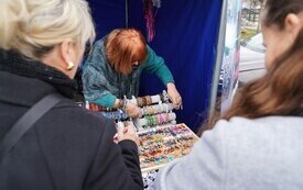 Wystawcy biżuterii podczas jarmarku wielkanocnego w osieku. 