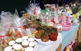 Jedzenie przygotowane przez wystawc&oacute;w podczas Śniadania Wielkanocnego w Osieku. 