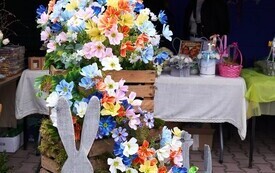 Stoisko M-GOK Osiek przybrane pięknymi kolorowymi kwiatami. 