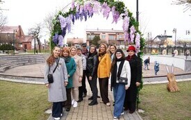 Pracownicy M-GOK Osiek i publicznej Biblioteki w Osieku podczas Jarmarku Wielkanocnego. 