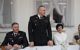 Zastępca Komendanta Powiatowego PSP w Staszowie zabiera głos podczas zebrania sprawozdawczo-wyborczego w OSP Ossala.