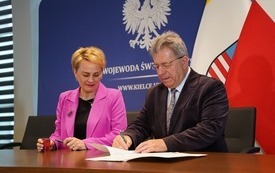 Podpisanie umowy pomiędzy Burmistrz Magdaleną Marynowska a Wojewodą Świętokrzyskim J&oacute;zefem Brykiem. 
