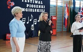 Od lewej: Dyrektor Irena Marta Kicińska, zastępca burmistrza Joanna Walczak. 