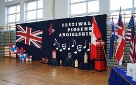 Scenografia podczas III gminnego festiwalu piosenki w ZS OSiek. 
