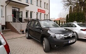 Samoch&oacute;d Marki Dacia pod Urzędem Miasta i Gminy w Osieku. 
