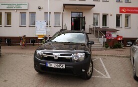 Samoch&oacute;d Marki Dacia pod Urzędem Miasta i Gminy w Osieku. 
