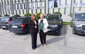 Przekazanie samochodu Dacia prze Świętokrzyski Urząd Wojew&oacute;dzki w Kielcach. 