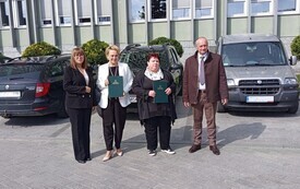 Przekazanie samochodu Dacia prze Świętokrzyski Urząd Wojew&oacute;dzki w Kielcach. 