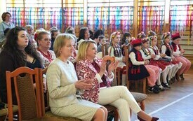 Publiczność podczas przeglądu piosenki ludowej w Szwagrowie. 
