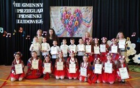 Uczestnicy Przeglądu Piosenki Ludowej z Zespołu Szk&oacute;ł w Osieku. 