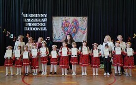 Uczestnicy Przeglądu Piosenki Ludowej z Publicznej Szkoły Podstawowej w Szwagrowie. 
