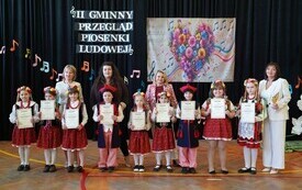 Uczestnicy przeglądu piosenki ze Szkoły Podstawowej z Ossali. 