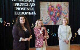 Od lewej prezes fundacji Farma Natalia Borkowska, Zastępca Burmistrza Joanna Walczak, Dyrektor Szkoły w Szwagrowie. 