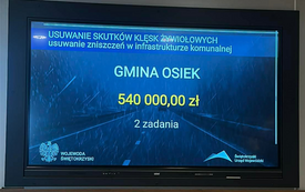 tablica informująca o dofinansowaniu otrzymanym dla gminy Osiek. 