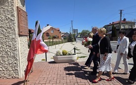 Składanie kwiat&oacute;w przez dyrektor&oacute;w Zespołu Szk&oacute;ł im. Jana Pawła II w Osieku. 