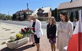 Składanie kwiat&oacute;w przez dyrektor&oacute;w Zespołu Szk&oacute;ł im. Jana Pawła II w Osieku. 