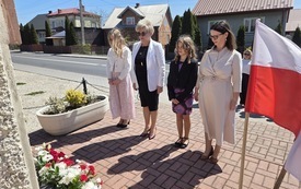Składanie kwiat&oacute;w przez dyrektor&oacute;w Zespołu Szk&oacute;ł im. Jana Pawła II w Osieku. 