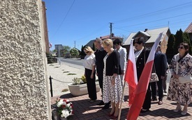Składanie kwiat&oacute;w przez burmistrz Miasta i Gminy Osiek Magdalenę Marynowską, Zastępcę Joannę Walczak, przewodniczącego rady Piotra Barana. 