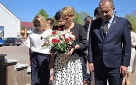 Składanie kwiat&oacute;w przez burmistrz Miasta i Gminy Osiek Magdalenę Marynowską, Zastępcę Joannę Walczak, przewodniczącego rady Piotra Barana. 