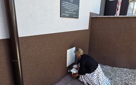 Burmistrz Osieka składająca kwiaty pod tablica upamiętniającą poległych. 