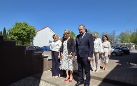 Składanie kwiat&oacute;w pod tablicą upamiętniającą przez Burmistrz Miasta i Gminy Osiek Magdalenę Marynowską, Zastępcę Joannę Walczak, Przewodniczącego rady Piotra Barana. 