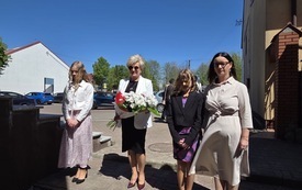 Składanie kwiat&oacute;w przez dyrektor&oacute;w Zespołu Szk&oacute;ł im. Jana Pawła II w Osieku. 