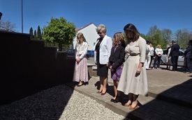 Składanie kwiat&oacute;w przez dyrektor&oacute;w Zespołu Szk&oacute;ł im. Jana Pawła II w Osieku. 