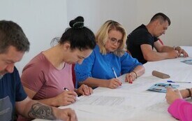 Wypełnianie ankiet przez osoby chętne do oddania krwi