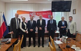 Uczestnicy sesji: Grzegorz Socha Wicemarszałek Wojew&oacute;dztwa Świętokrzyskiego, Burmistrz Miasta i Gminy Osiek Magdalena Marynowska, Przewodniczący Rady Miejskiej w Osieku Piotr Baran, Poseł na Sejm RP Lucjan Marek Pietrzczyk, Burmistrz Baranowa Sandomierski