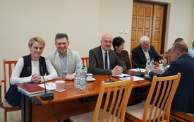 Uczestnicy sesji Burmistrz Miasta i Gminy Osiek Magdalena Marynowska, Senator RP Jacek Włosowicz, Wicemarszałek Wojew&oacute;dztwa Świętokrzyskiego Grzegorz Socha, Sekretarz Miasta i Gminy w Osieku Dorota Warchałowska, Poseł na Sejm RP Lucjan Marek Pietrzczyk