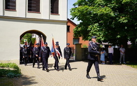 Strażacy niosący sztandary jednostek z terenu gminy Osiek wchodzą do kościoła.