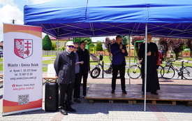 Piotr Baran Przewodniczący Rady Miejskiej w Osieku witający uczestnik&oacute;w rajdu na mecie w Osieku. 