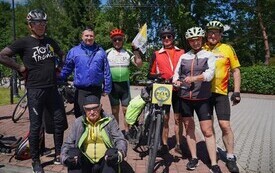Uczestnicy rajdu sandomierskiego, kt&oacute;rzy dotarli na metę do Osieka. 
