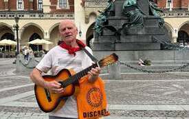 Senior z Gminy Osiek z gitarą w Krakowie. 