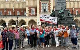Seniorzy uczestniczący na senioraliach w Krakowie