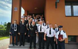 Wsp&oacute;lne zdjęcie wszystkich zgromadzonych na zebraniu oddziału miejsko-gminnego ZOSP RP. 