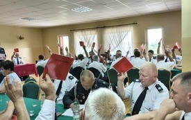 Głosowanie podczas zebrania oddziału miejsko-gminnego ZOSP RP. 