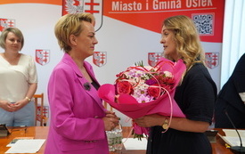 Wręczenie kwiat&oacute;w Burmistrz Magdalenie Marynowskiej przez Dyrektor M-GOK i M-GBP w Osieku