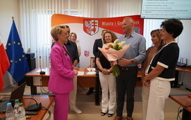 Wręczenie kwiat&oacute;w Burmistrz Magdalenie Marynowskiej przez pracownik&oacute;w Urzędu Miasta i Gminy w Osiek