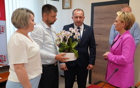 Wręczenie kwiat&oacute;w Burmistrz Magdalenie Marynowskiej przez Radnych Rady Miejskiej