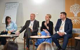 Od lewej: moderator debaty Karolina Olejak i uczestnicy: Wicemarszałek woj. świętokrzyskiego Grzegorz Socha, Burmistrz Miasta i Gminy Osiek Magdalena Marynowska, Wicewojewoda Świętokrzyski Michał Skotnicki